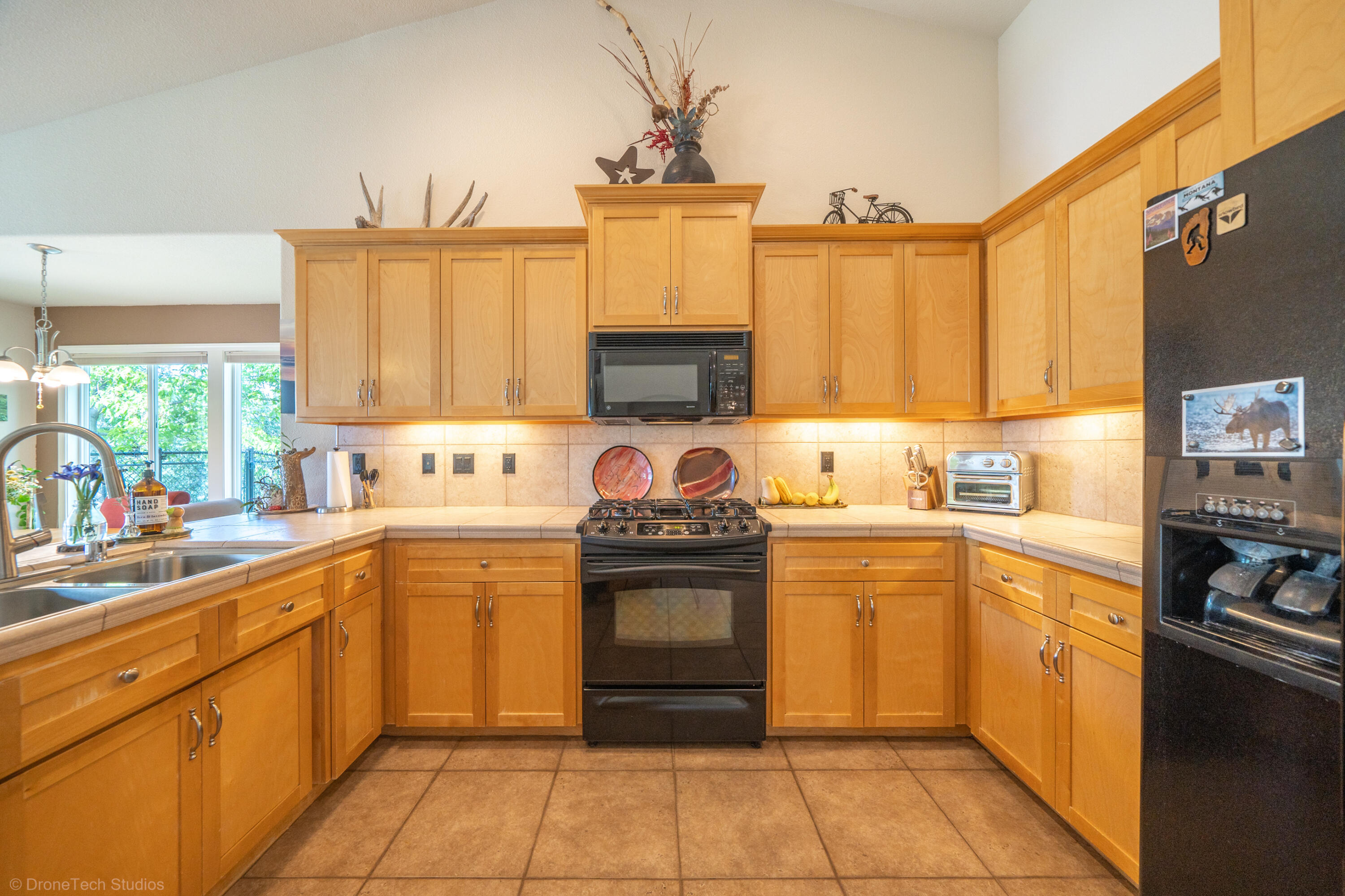 16671 Power Line Road Redding, CA 96001 - Photo 5 of 105 Gas range
