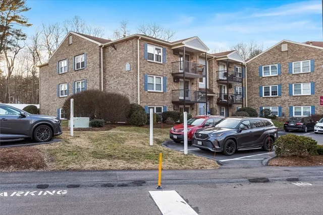 $2,400 | 610 South Franklin Street, Unit C101, Holbrook, MA 02343