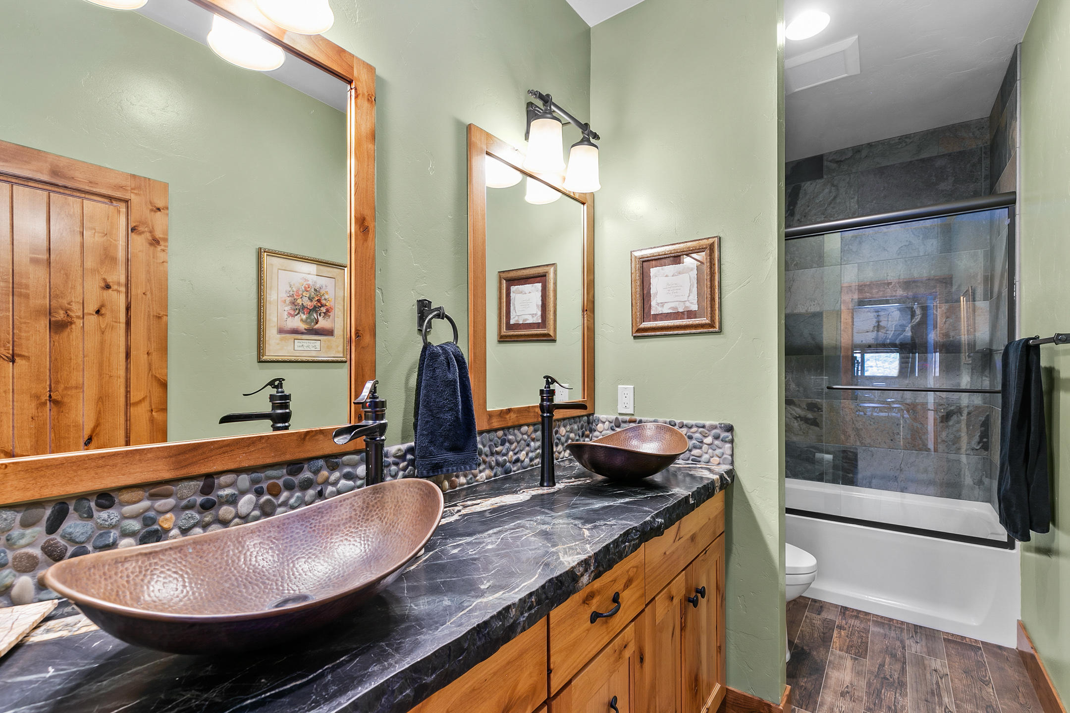 69580 Goodrich Road Sisters, OR 97759 - Photo 29 of 38 Second upstairs bathroom