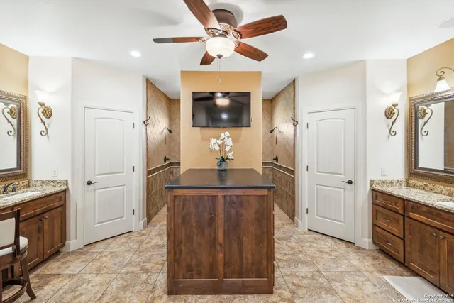 $1,300,000 | 1994 Farm To Market Road 3006, Pleasanton, TX 78064