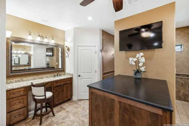 $1,300,000 | 1994 Farm To Market Road 3006, Pleasanton, TX 78064