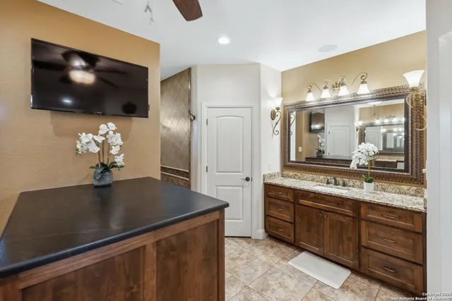 $1,300,000 | 1994 Farm To Market Road 3006, Pleasanton, TX 78064