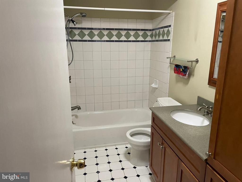 112 Claybrook Drive Silver Spring, MD 20902 - Photo 23 of 66 Main level hall bath with tub and shower