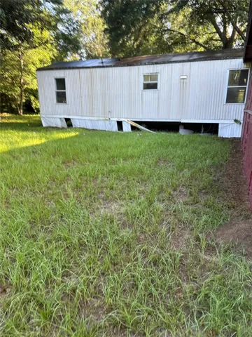 a view of a back yard
