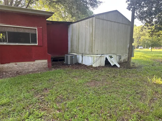 a view of a backyard