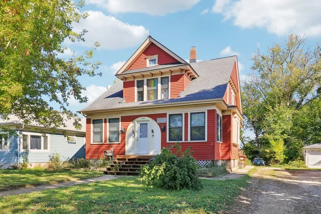 a view of a house with backyard