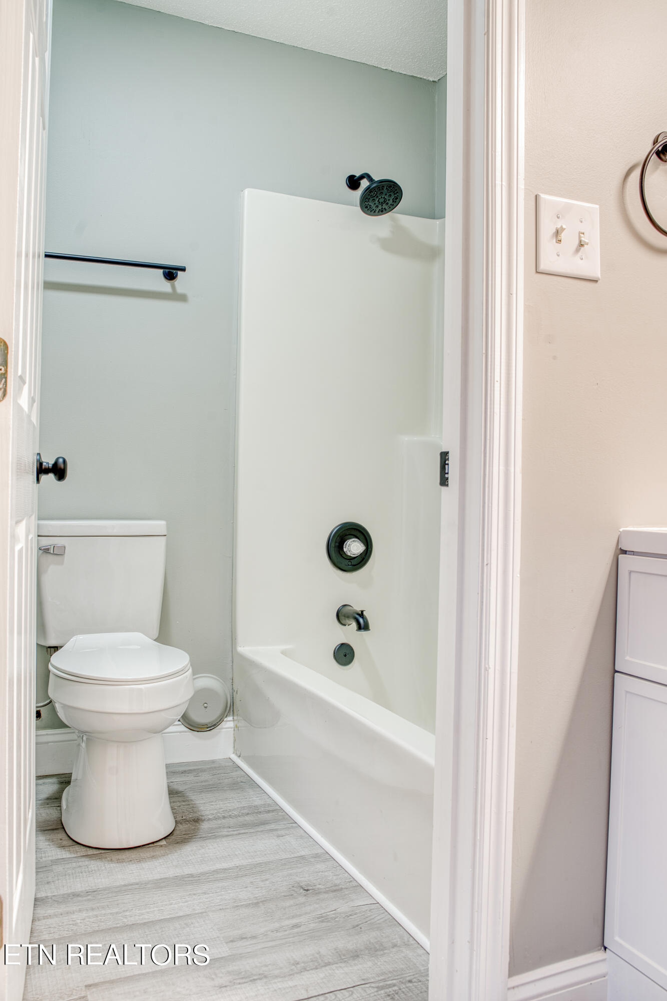 3527 Laurel View Road Knoxville, TN 37917 - Photo 17 of 23 Master Bath 1