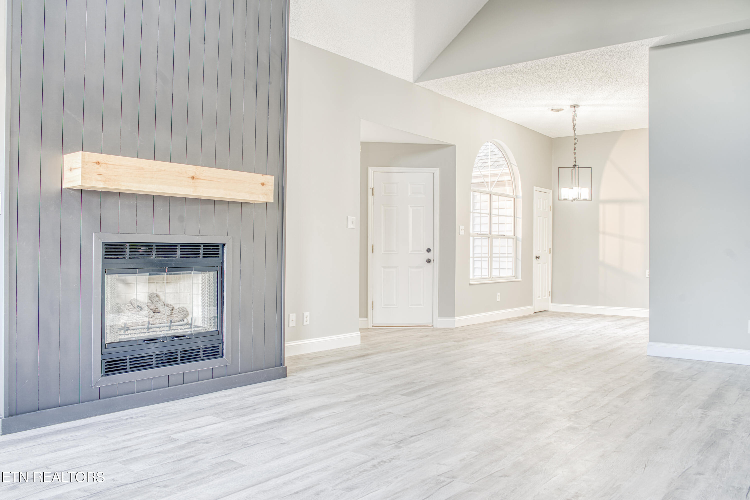 3527 Laurel View Road Knoxville, TN 37917 - Photo 8 of 23 Living Room