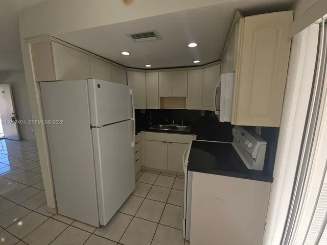 $1,850 | 1560 West 46th Street, Unit 244, Hialeah, FL 33012