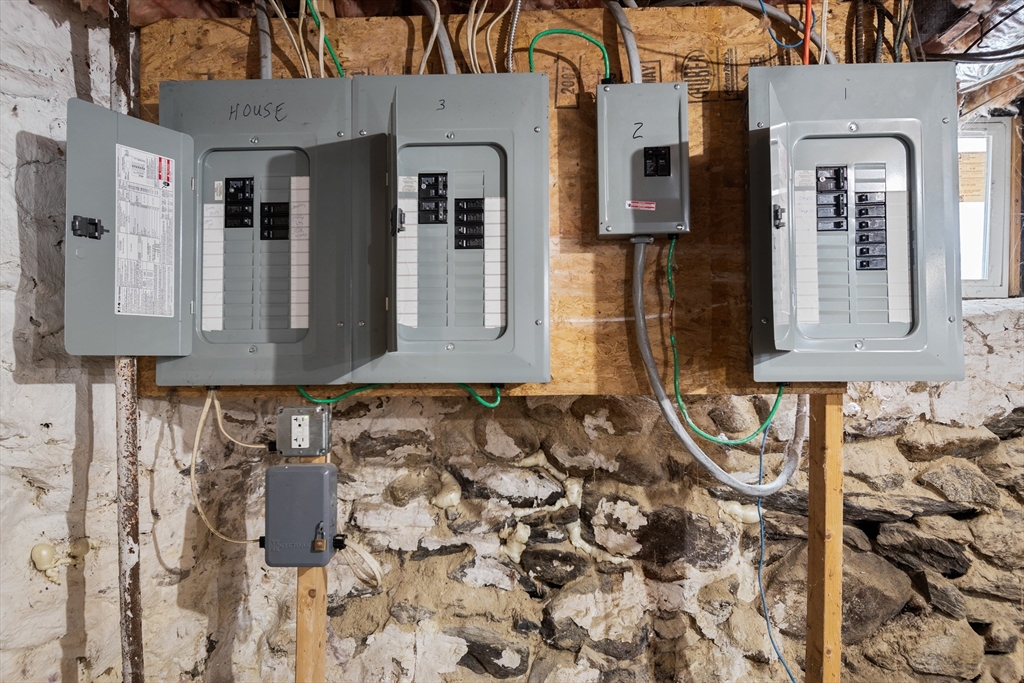 15 King Philip Road Worcester, MA 01606 - Photo 28 of 42 a bathroom with mirror and shower