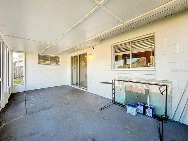 a view of a back yard