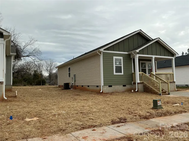 a view of a house with backyard