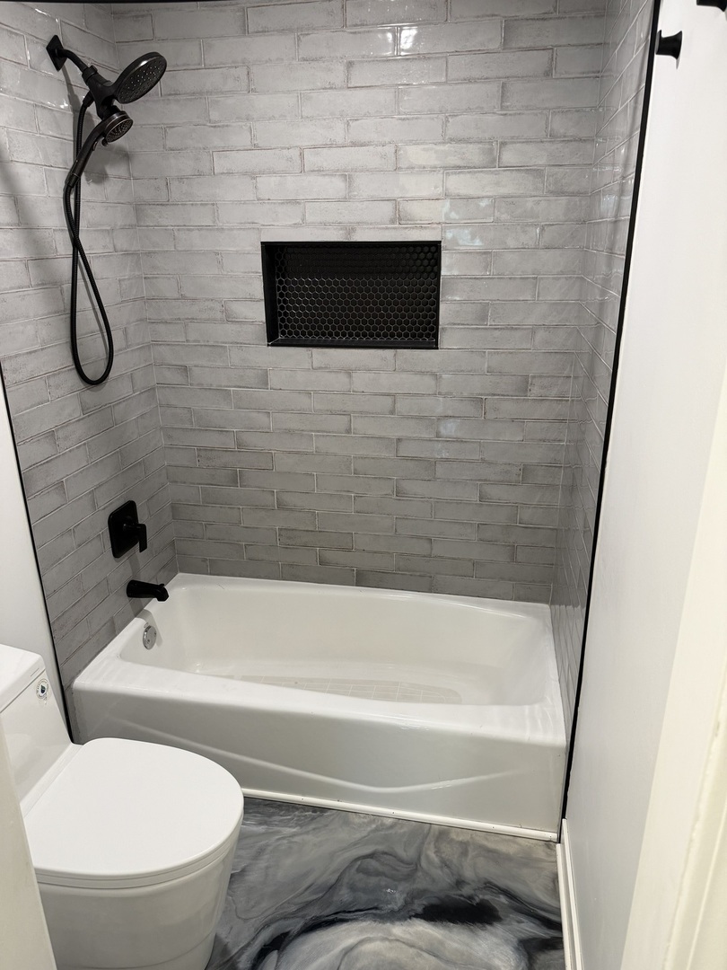 4539 Huntington Boulevard Hoffman Estates, IL 60192 - Photo 11 of 16 a bathroom with a toilet and a shower