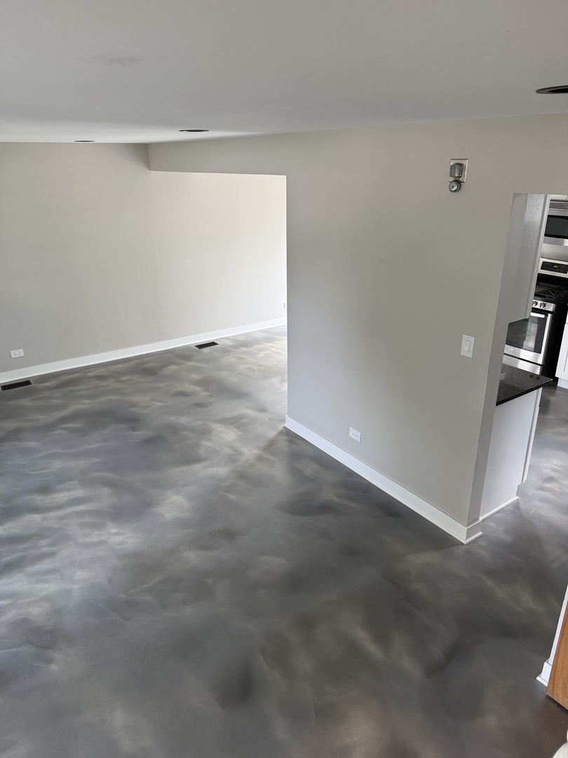 4539 Huntington Boulevard Hoffman Estates, IL 60192 - Photo 15 of 16 a view of an empty room