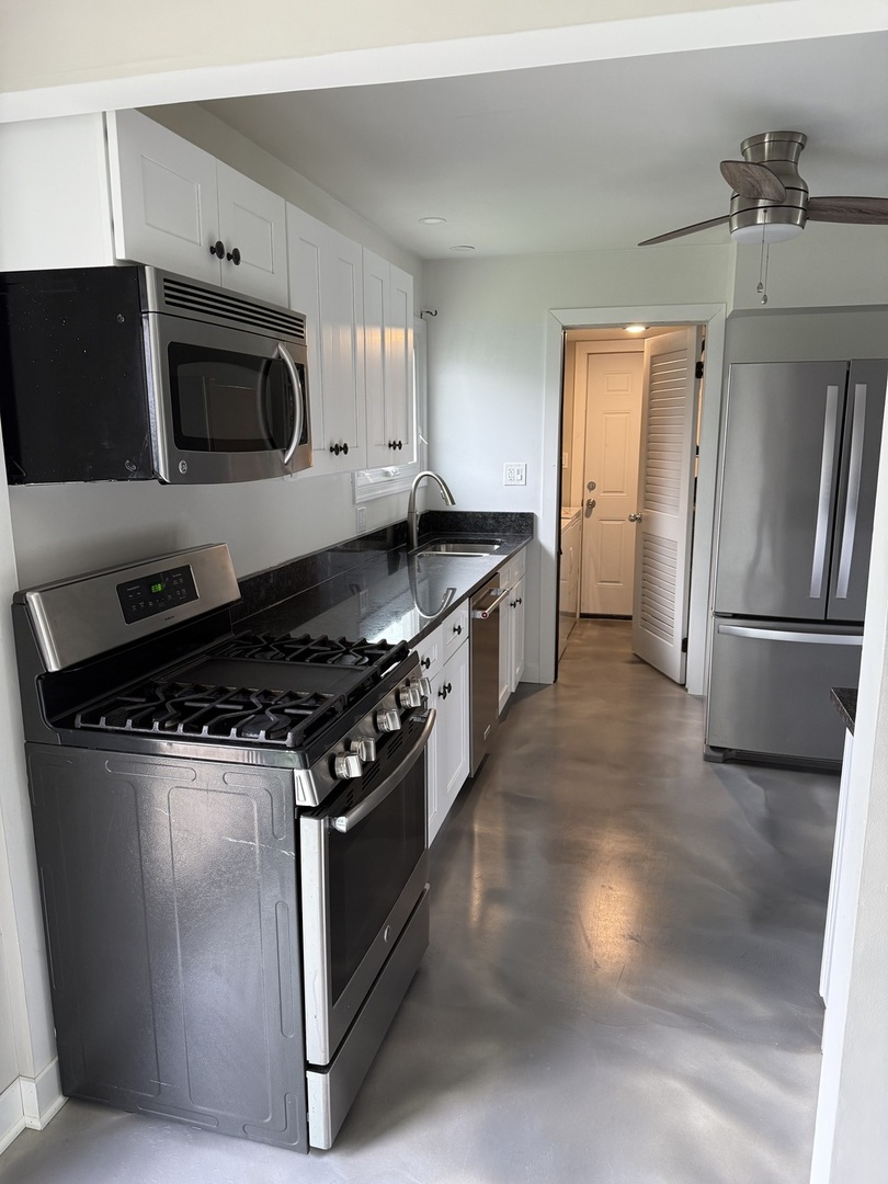 4539 Huntington Boulevard Hoffman Estates, IL 60192 - Photo 5 of 16 a kitchen with stainless steel appliances granite countertop a stove and a refrigerator