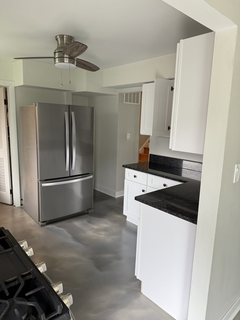 4539 Huntington Boulevard Hoffman Estates, IL 60192 - Photo 6 of 16 a kitchen with stainless steel appliances granite countertop a refrigerator and a stove