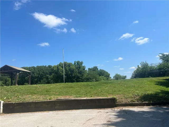 $2,300 | 25401 East Blue Mills Road, Independence, MO 64058