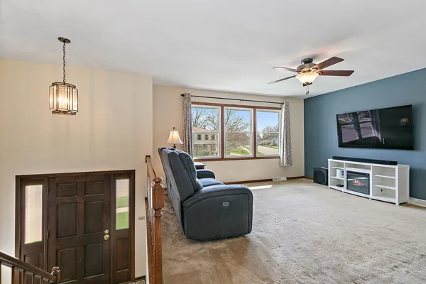 $385,000 | 47 Lockman Circle, Elgin, IL 60123