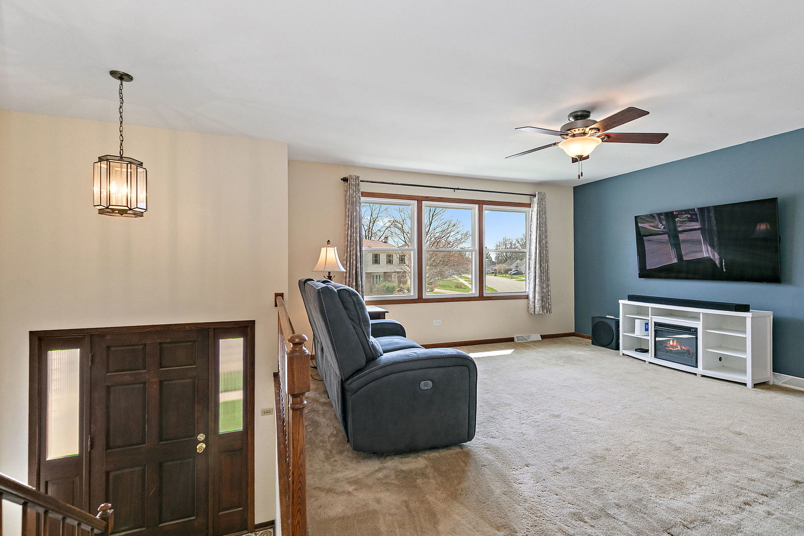 47 Lockman Circle Elgin, IL 60123 - Photo 3 of 24