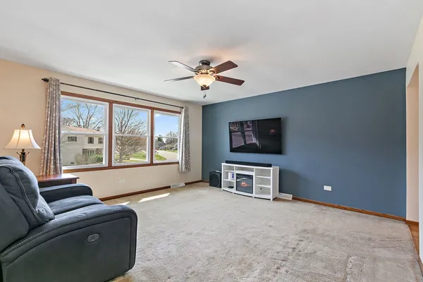 $385,000 | 47 Lockman Circle, Elgin, IL 60123