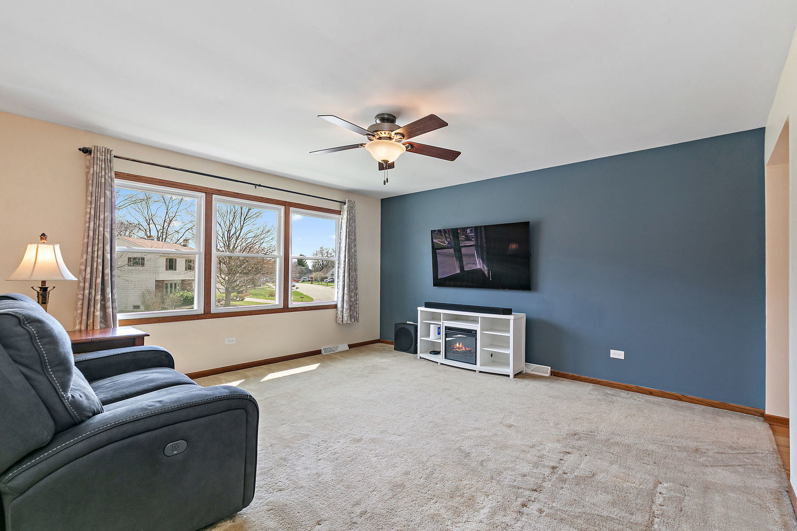 47 Lockman Circle Elgin, IL 60123 - Photo 4 of 24