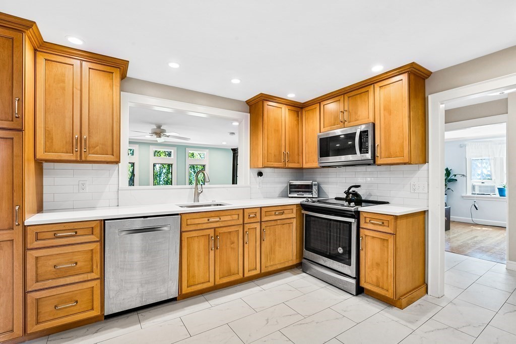 187 Hawthorn Road Braintree, MA 02184 - Photo 3 of 32 Gallery Image 3