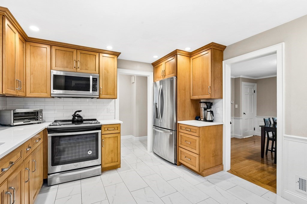 187 Hawthorn Road Braintree, MA 02184 - Photo 4 of 32 Gallery Image 4