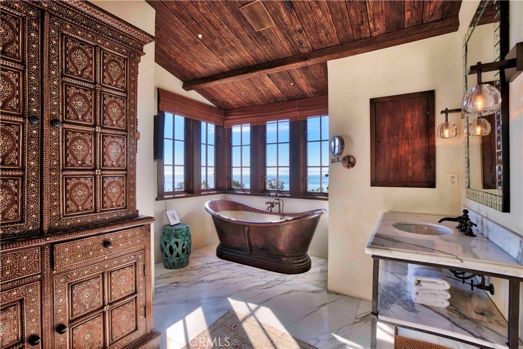 640 Diamond Street Laguna Beach, CA 92651 - Photo 12 of 32