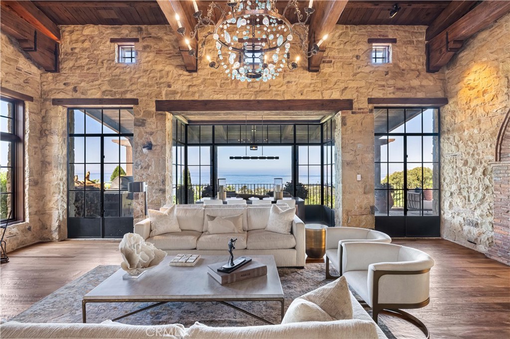 640 Diamond Street Laguna Beach, CA 92651 - Photo 3 of 32