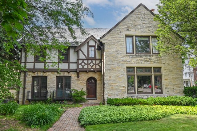 $1,195,000 | 2225 North Lake Drive, Milwaukee, WI 53202