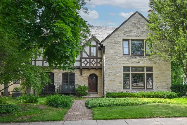 $1,195,000 | 2225 North Lake Drive, Milwaukee, WI 53202