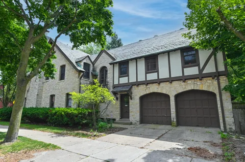 $1,195,000 | 2225 North Lake Drive, Milwaukee, WI 53202