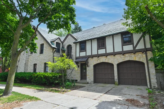 $1,195,000 | 2225 North Lake Drive, Milwaukee, WI 53202