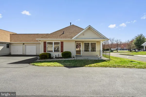 a view of a house with backyard and a garden