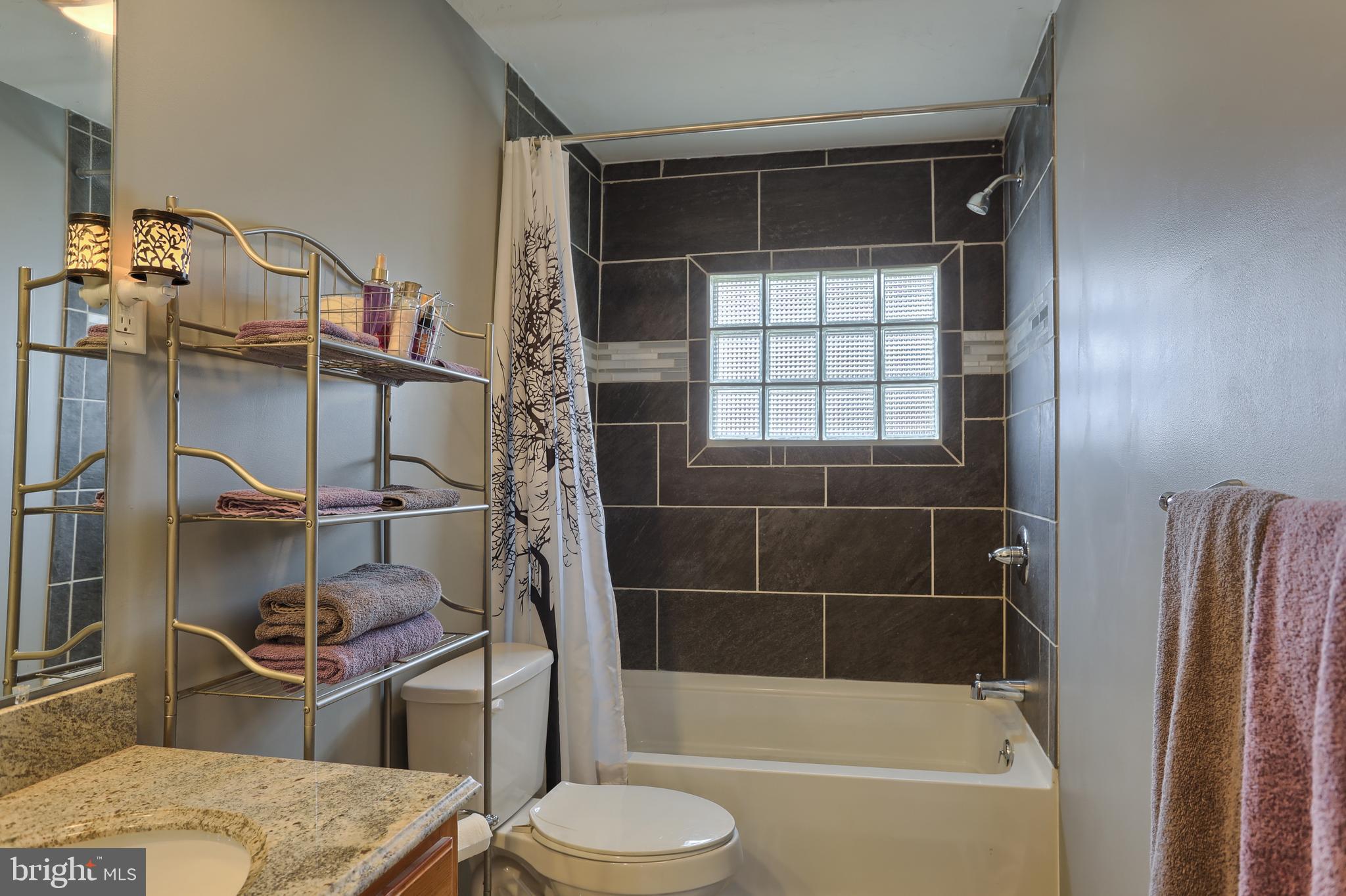 354 Oaklyn Road Lebanon, PA 17042 - Photo 14 of 27 Hall Bath