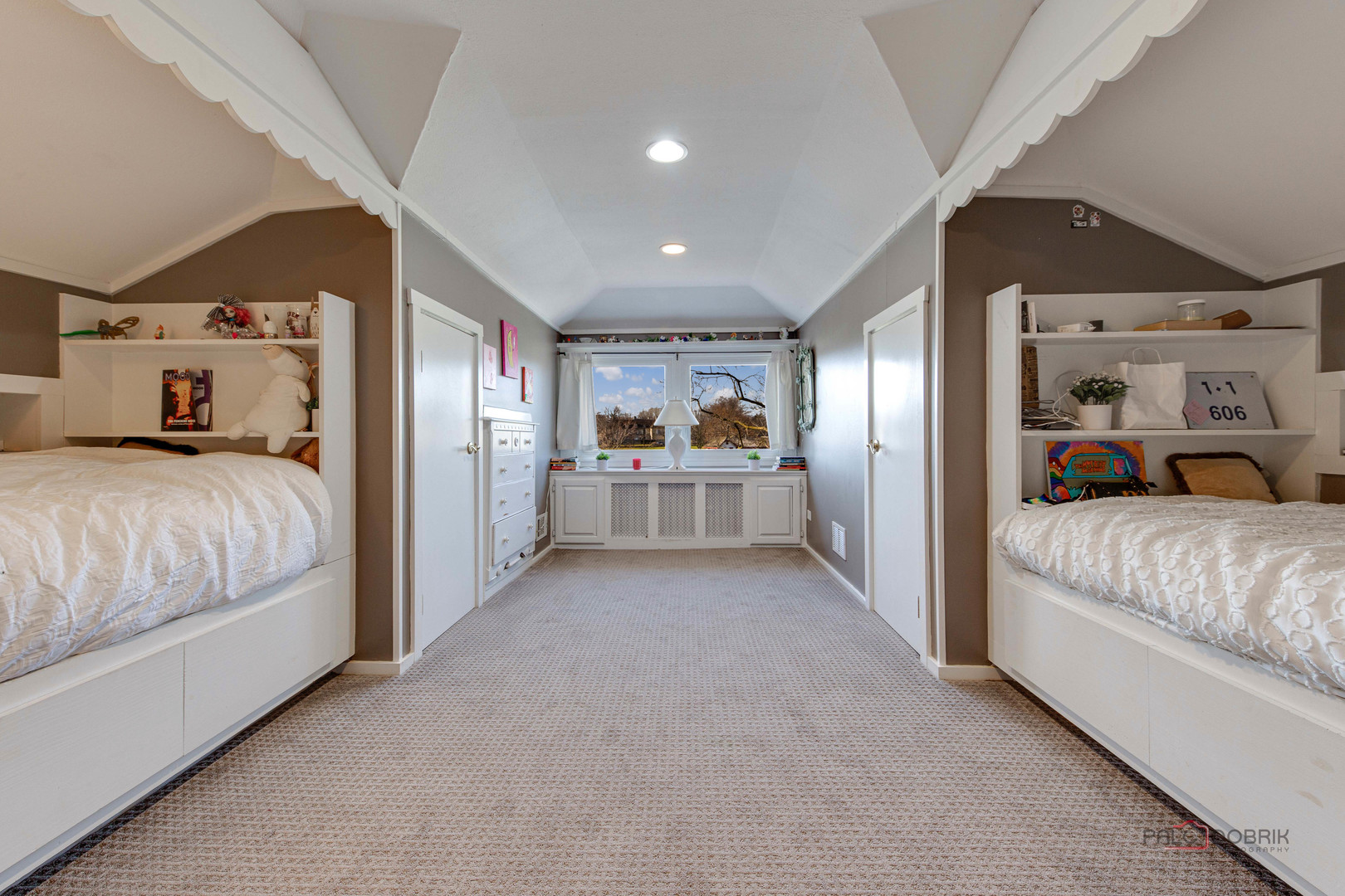 140 Summit Place Lake Forest, IL 60045 - Photo 25 of 39 a view of a bedroom with a large bed and dresser