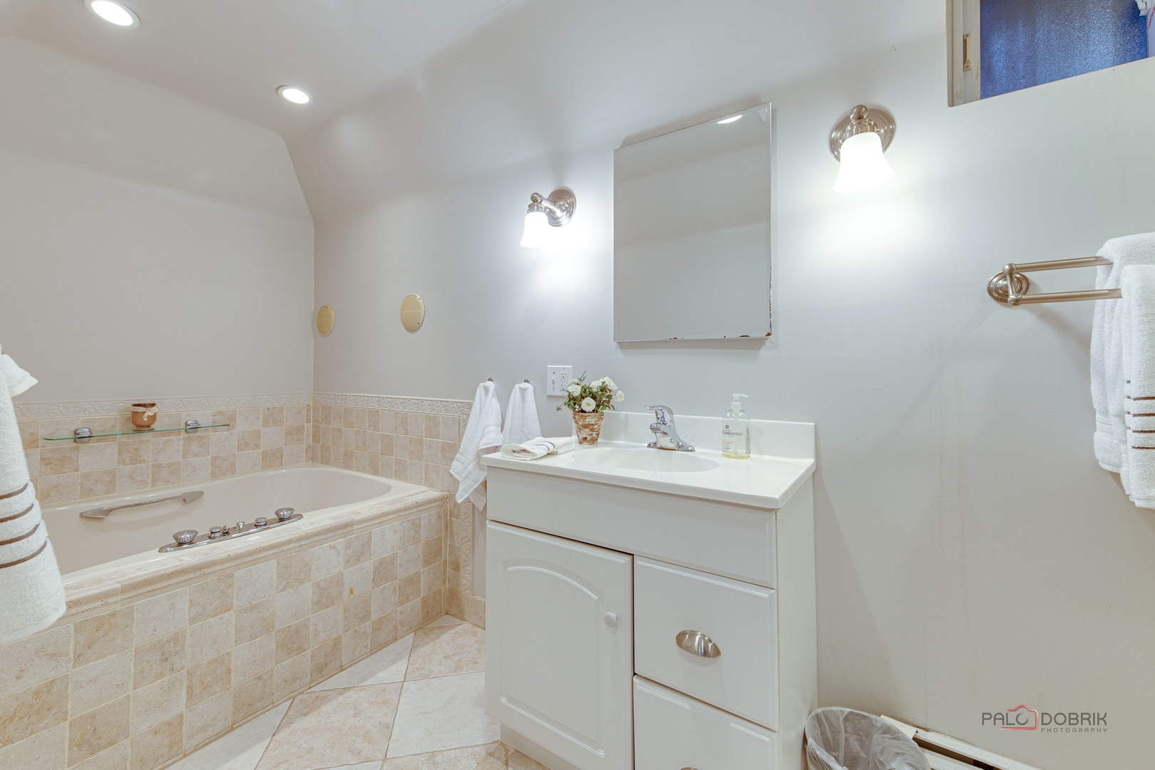 140 Summit Place Lake Forest, IL 60045 - Photo 29 of 39 a bathroom with a tub sink and mirror