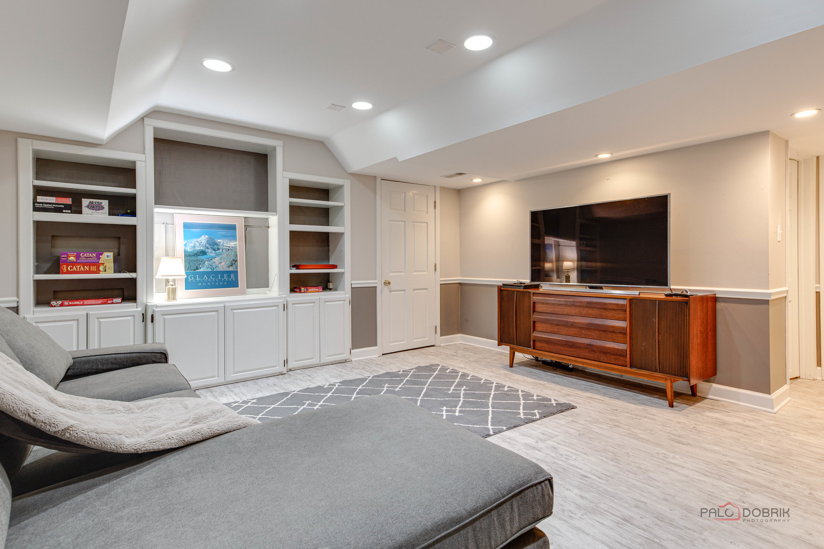 140 Summit Place Lake Forest, IL 60045 - Photo 32 of 39 a living room with furniture and a flat screen tv