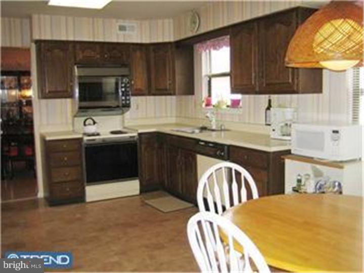 37 Whitechapel Drive Mount Laurel, NJ 08054 - Photo 6 of 10 Kitchen