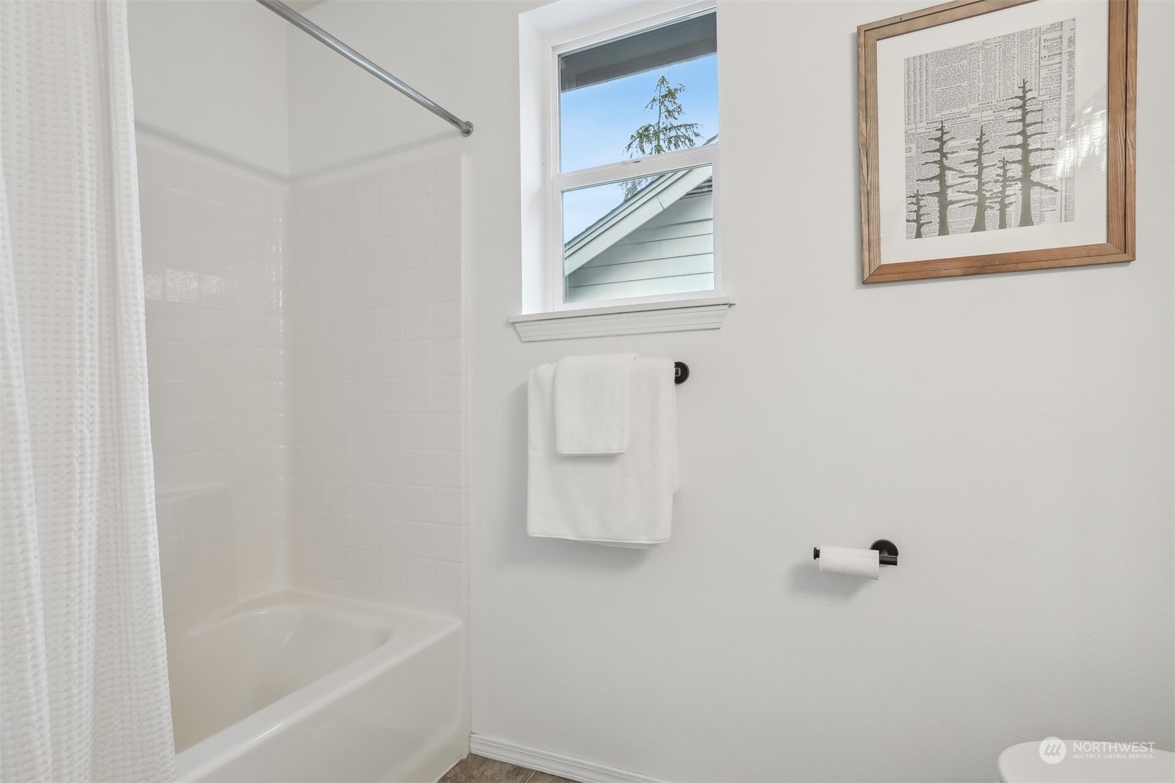 105 170th Street Southeast Bothell, WA 98012 - Photo 29 of 33 a bathroom with bathtub and window