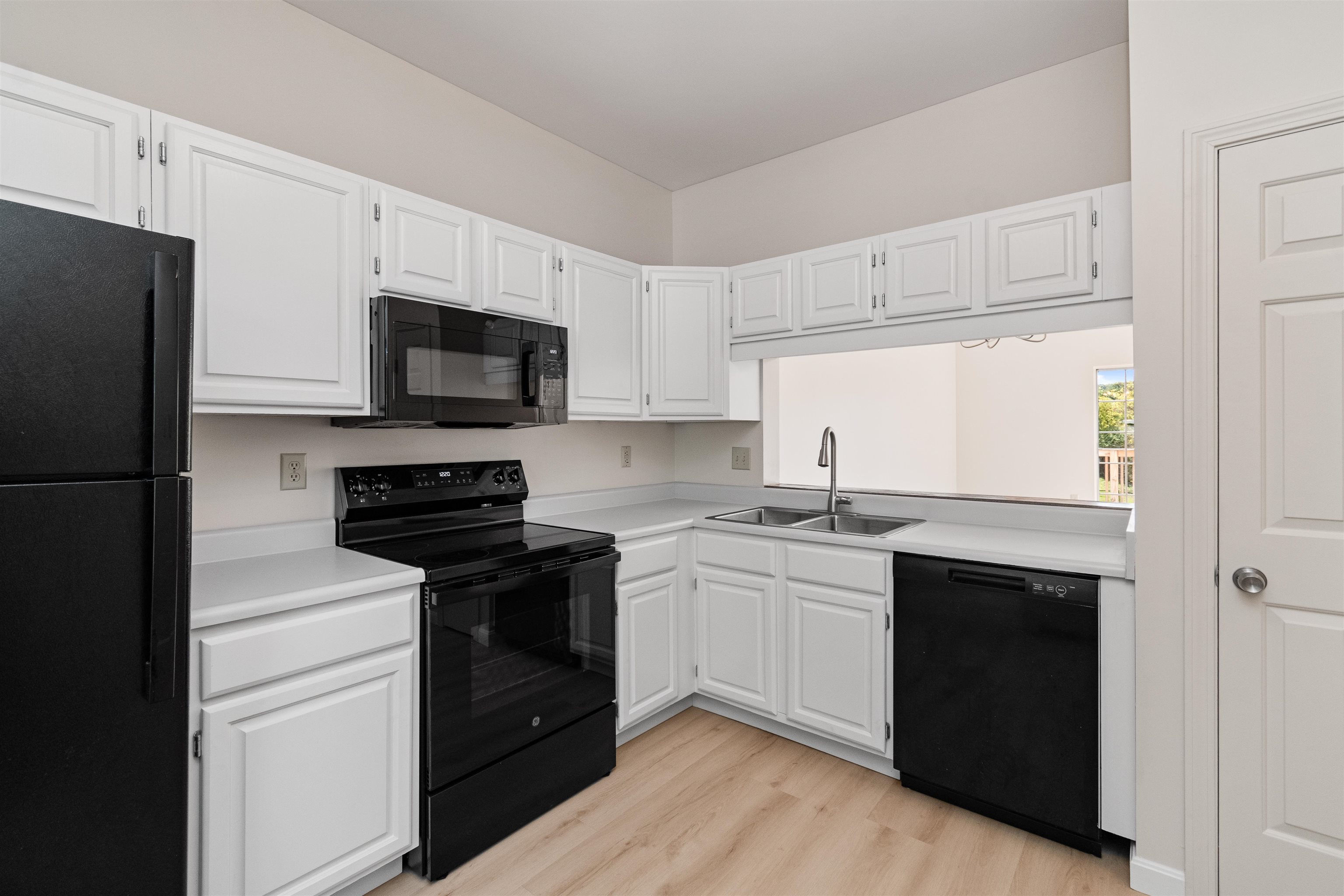 10 Kristen Court Williston, VT 05495 - Photo 2 of 38