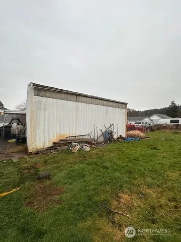 a view of a back yard of the house