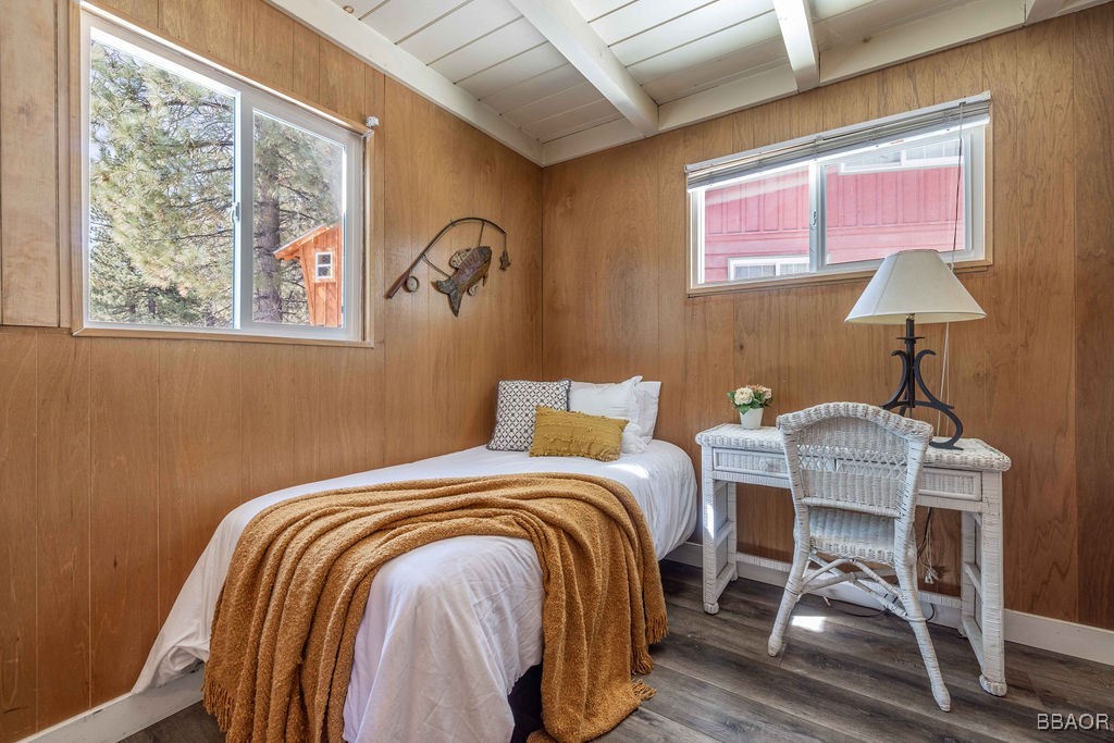 684 Chipmunk Lane Big Bear Lake, CA 92315 - Photo 18 of 49 a bedroom with a bed and a lamp