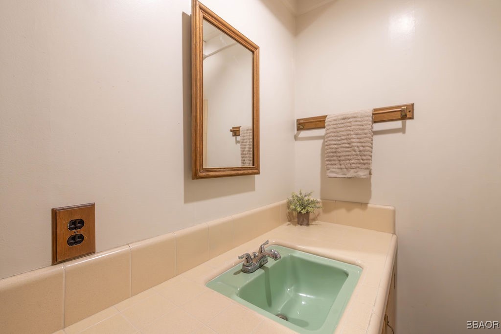 684 Chipmunk Lane Big Bear Lake, CA 92315 - Photo 20 of 49 a bathroom with a bathtub