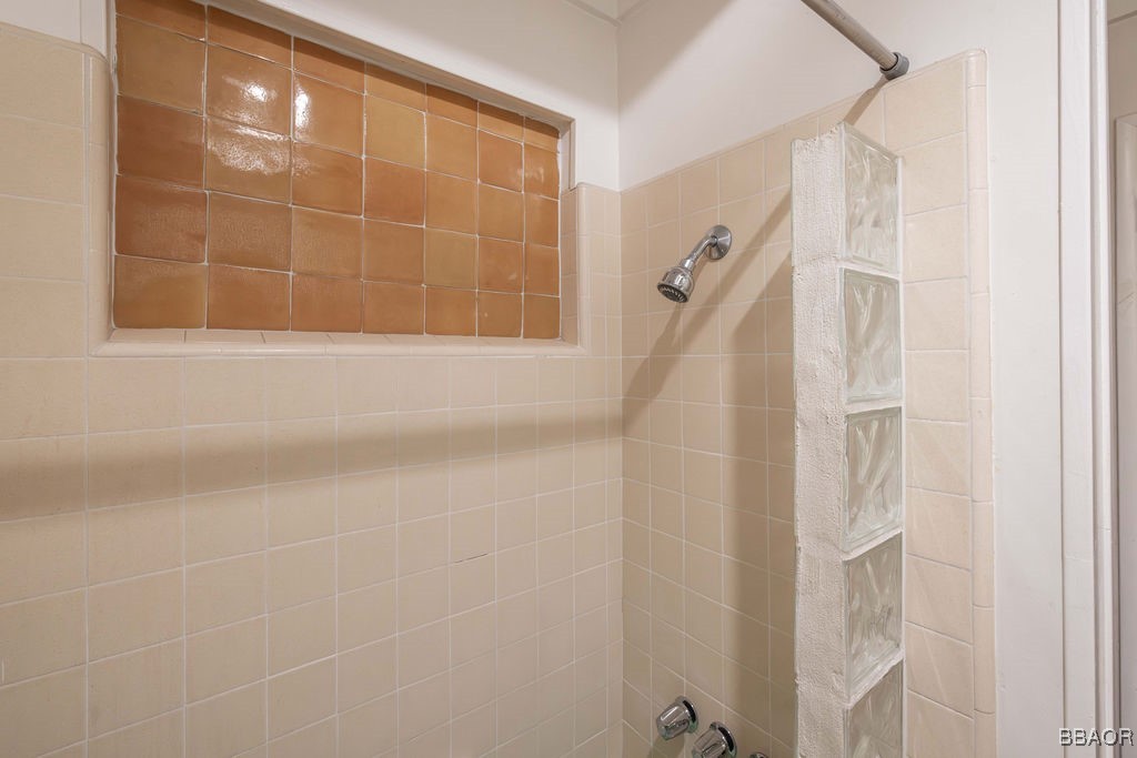 684 Chipmunk Lane Big Bear Lake, CA 92315 - Photo 22 of 49 a bathroom with a shower