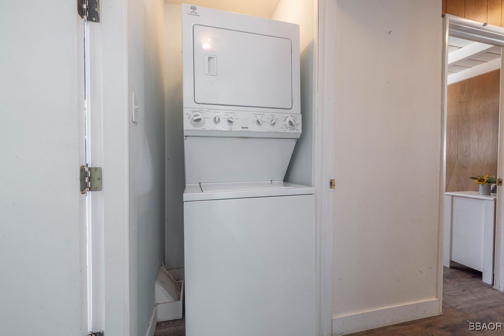 684 Chipmunk Lane Big Bear Lake, CA 92315 - Photo 23 of 49 a utility room with dryer and washer