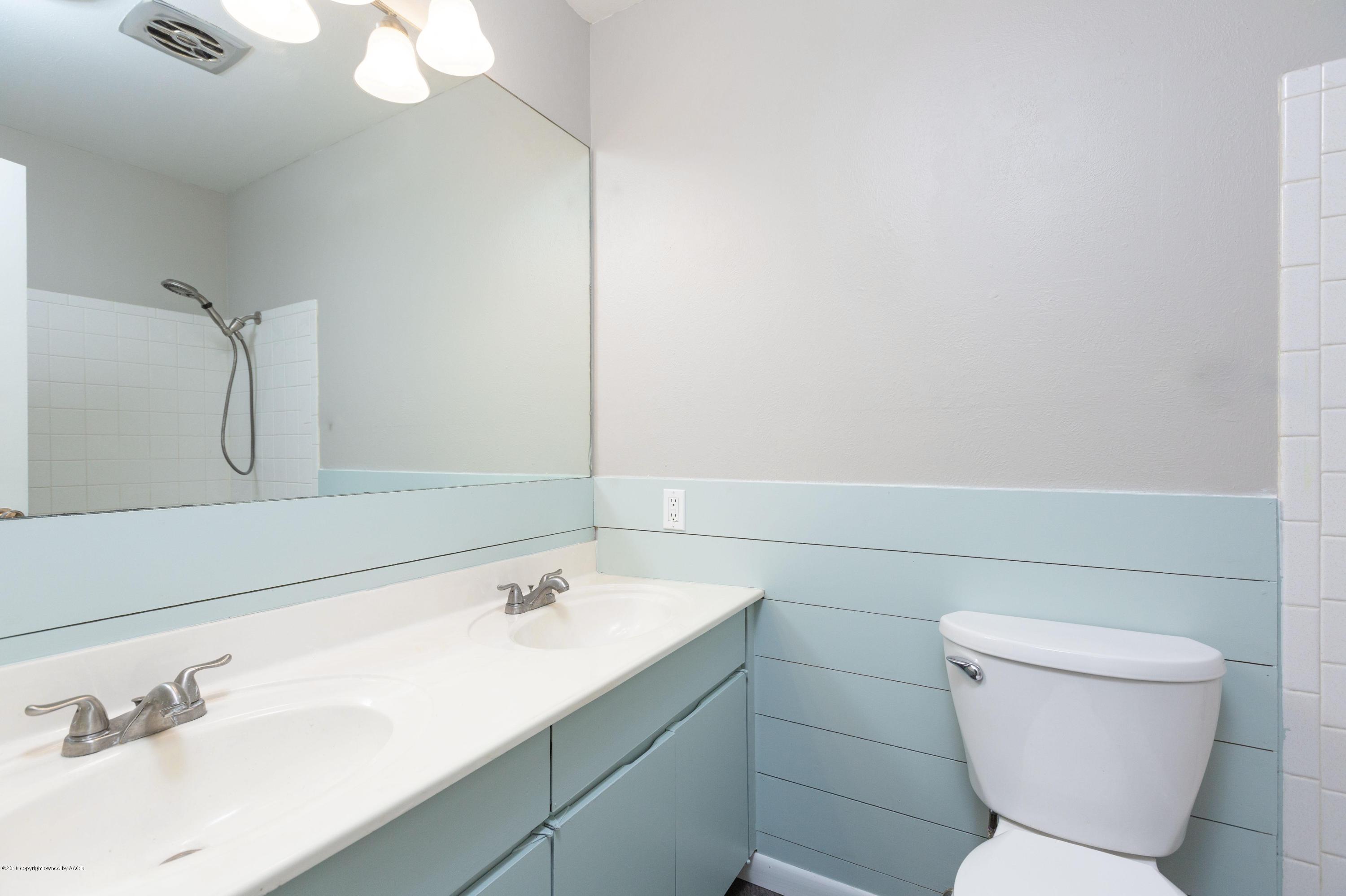 4906 Randolph Road Amarillo, TX 79106 - Photo 14 of 21 Hall Bathroom