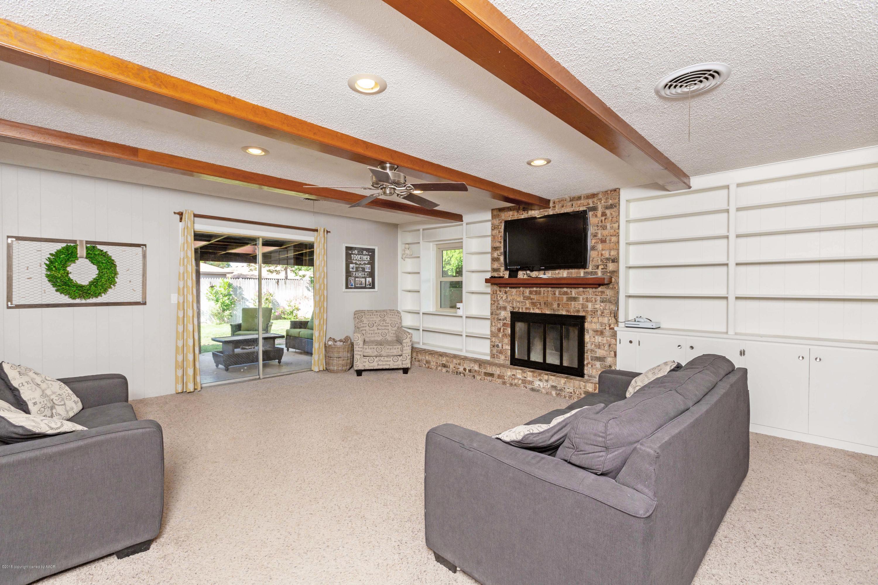 4906 Randolph Road Amarillo, TX 79106 - Photo 6 of 21 Living Room
