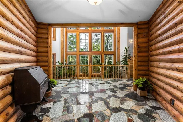 a view of entryway with a garden