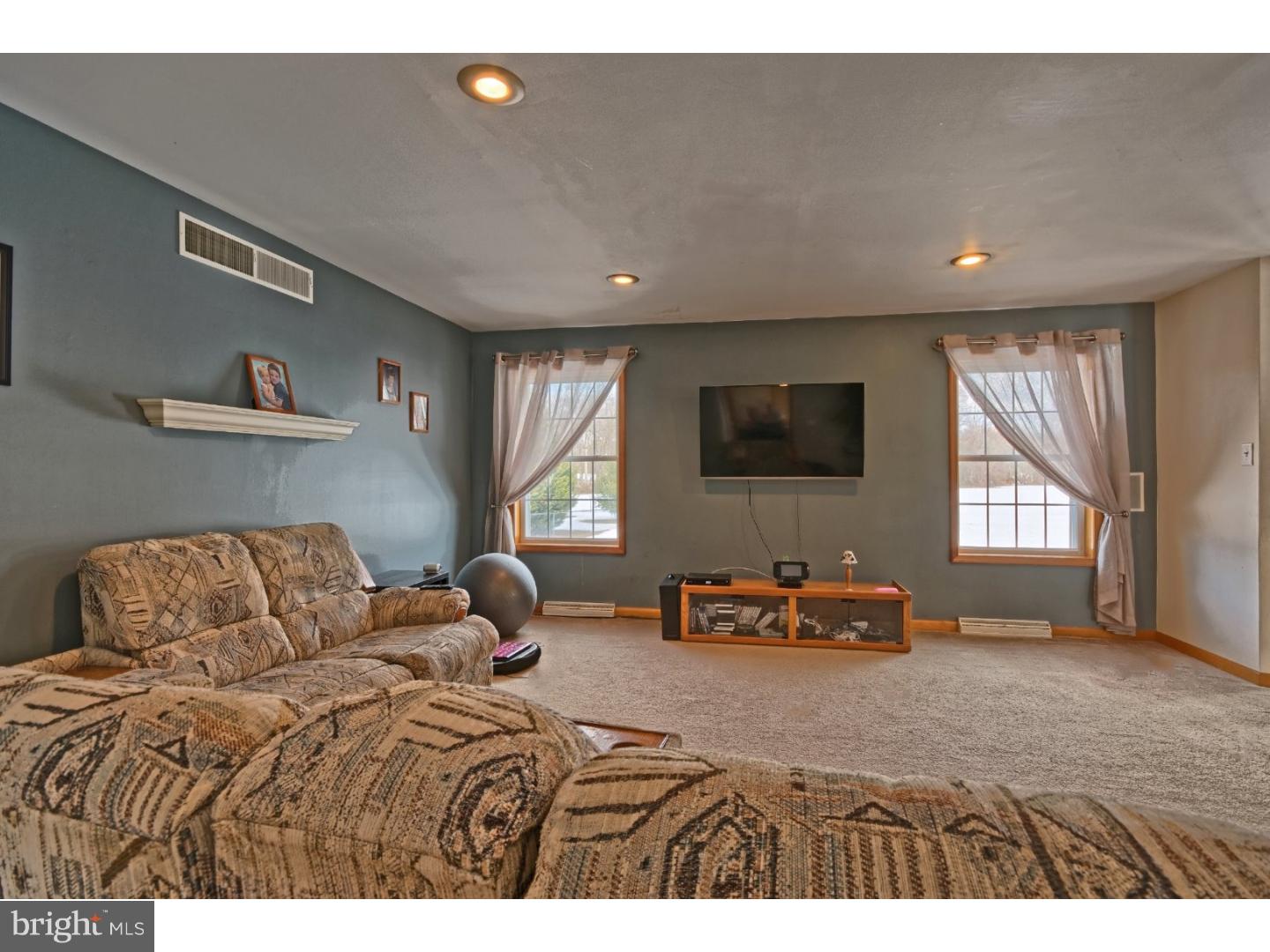 757 West Quillytown Road Carneys Point, NJ 08069 - Photo 4 of 25 Living Room